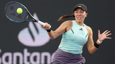 Iga Świątek regains world No. 1 ranking after thrashing Jessica .